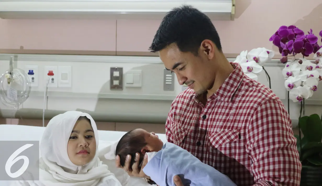 Zumi menamakan anak keduanya Zhafran Ziyadh At-thahirah Zola, Jakarta, Kamis (23/6). Anak ke 2 Zumi Zola ini berjenis kelamin laki-laki lahir pada rabu (22/6) pukul 12.53. (Liputan6.com/Herman Zakharia)
