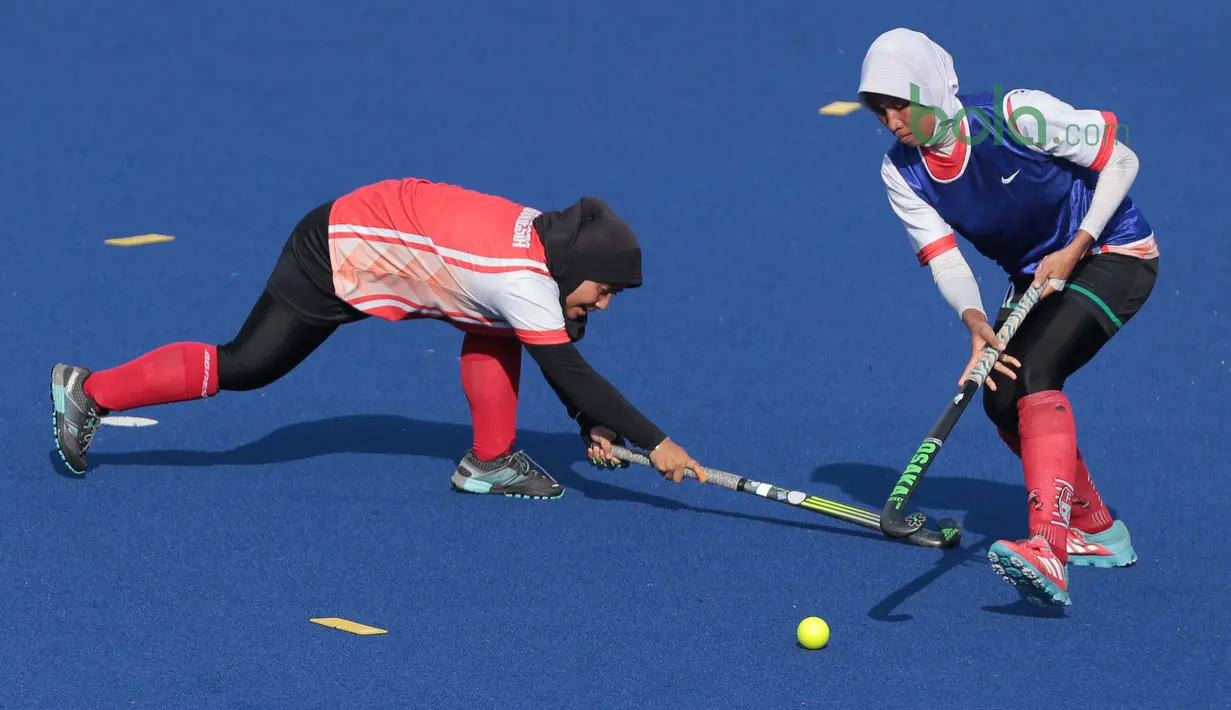 Sesi latihan tanding timnas Hoki Putri Indonesia di Lapangan Hoki, Senayan, Jakarta, Selasa (2/4/2018). Tim Hoki terus melakukan adaptasi lapangan jelang Asian Games 2018. (Bola.com/Nick Hanoatubun)