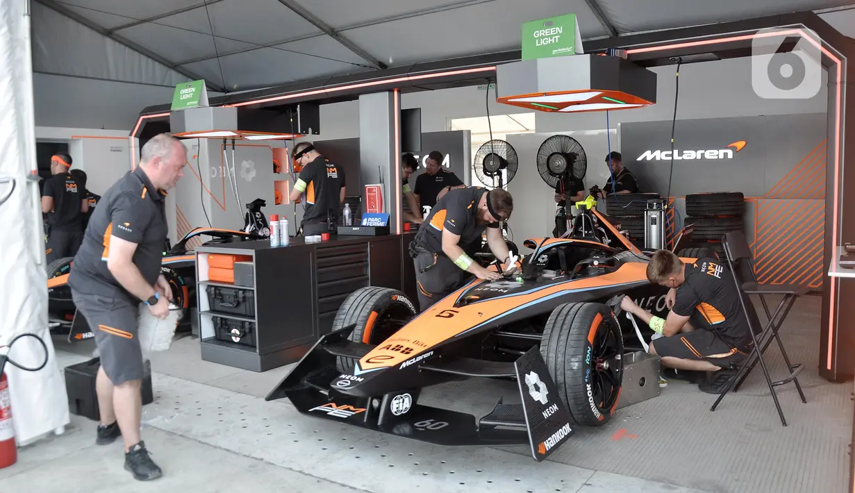 Tim mekanik dan sistem komputerisasi menjadi salah satu faktor penting dalam balapan Formula E untuk mecegah terjadinya kerusakan mesin saat pertandingan. (merdeka.com/Iqbal S. Nugroho)
