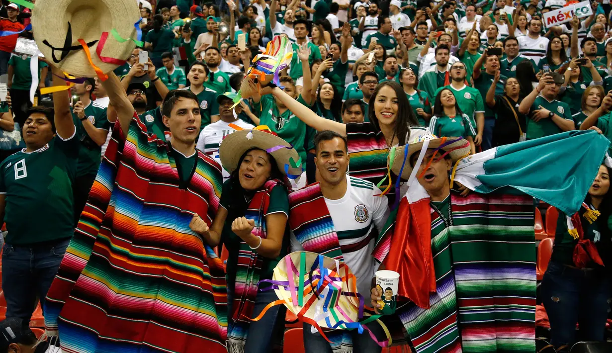 Suporter Meksiko bersorak sambil mengenakan pakaian tradisional dalam laga persahabatan antara Meksiko dengan Skotlandia di Stadion Azteca, Mexico City, Meksiko, Sabtu (2/6). Meksiko menang 1-0. (AP Photo/Eduardo Verdugo)