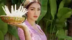 Setelah lelah dengan hiruk-pikuk ibukota Jakarta, Jessica Iskandar pun memilih untuk menetap di Pulau Dewata. Selama di Bali, ia nampak kerap berpartisipasi dalam upacara adat. (Liputan6.com/IG/inijedar)