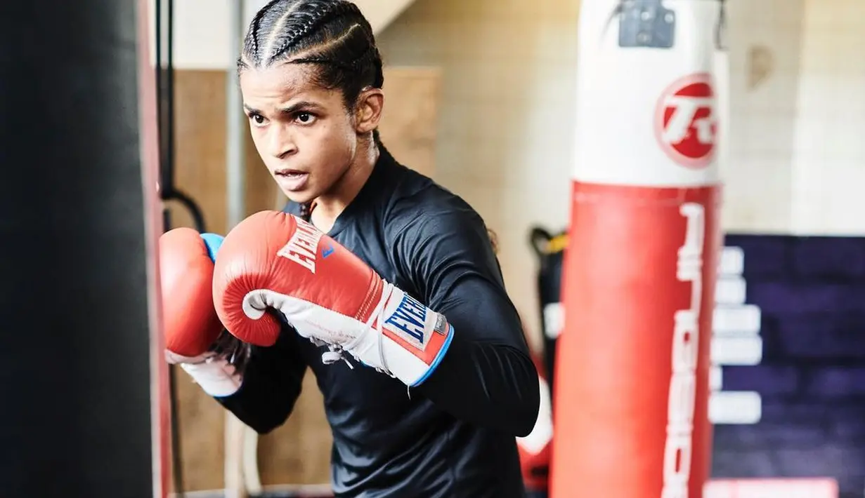 Ramla Ali adalah atlet tinju yang membawa bendera Somalia di acara Opening Ceremony Olimpiade Tokyo 2020. Foto: Instagram Ramla Ali/@gavinbondphotography.