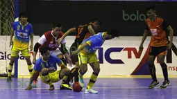 Perebutan bola antara pemain IPC Pelindo (oranye) dengan pemain WPK MBU Makassar dalam laga Seri III Grup B Wilayah Timur Pro Futsal League 2016 di GOR 17 Desember, Mataram, NTB, Sabtu (12/3/2016). (Bola.com/Arief Bagus)