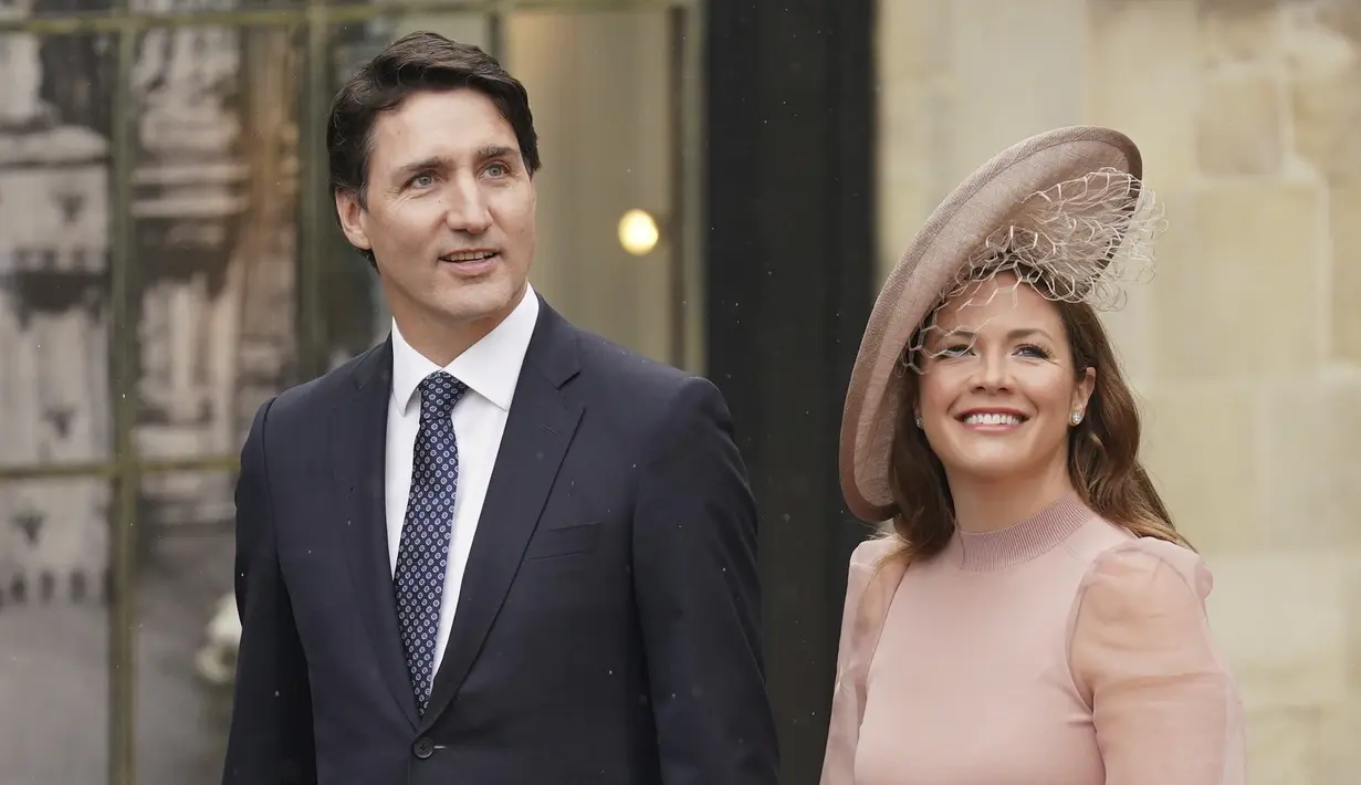 Perdana Menteri Kanada Justin Trudeau dan istrinya Sophie Trudeau tiba menjelang upacara penobatan Raja Charles III di Westminster Abbey, pusat kota London, Sabtu (6/5/2023). (Jacob King/PA via AP)