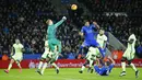  Kiper Manchester City,Joe Hart menghalau bola dari sundulan pemain Leicester City, Leonardo Ulloa pada lanjutan liga Premier Ingggris di Stadion King Power, Inggris, Rabu (30/12/2015) dini hari WIB. (Reuters/Darren Staples)