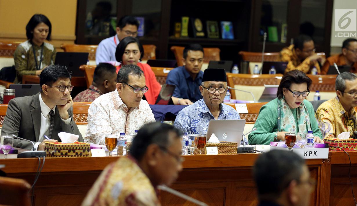 Agus Rahardjo (tengah) bersama pimpinan KPK lainnya mengikuti RDP di Senayan, Jakarta, Senin (11/9). Rapat tersebut membahas Sistem Pengawasan terhadap Pengelolaan dan Manajemen Aset Hasil tindak Pidana Korupsi di KPK. (Liputan6.com/Johan Tallo)