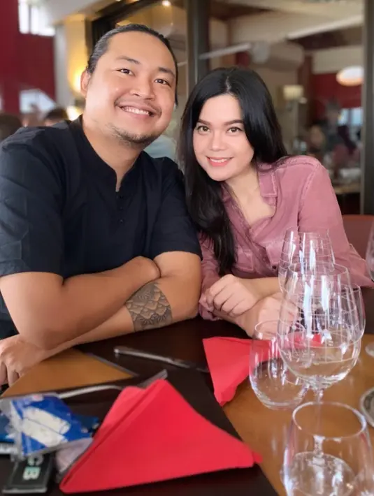 Perempuan yang dulu viral karena lipsync Keong Racun ini terlihat harmonis bersama suaminya. Momen makan bersama dengan suami ini kian membuat mereka tampak kompak. Potret terbaru Sinta ini berhasil bikin pangling warganet. (Liputan6.com/IG/sisisinta)