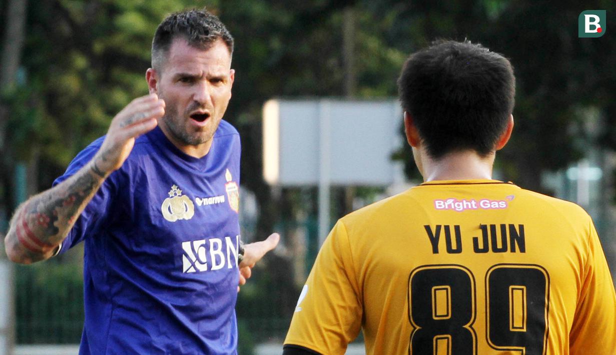 Pelatih Bhayangkara Fc, Simon McMenemy, memberikan arahan pada Lee Yu-Jun, saat latihan jelang laga perdana Liga 1 di Lapangan ABC Senayan, Jakarta, Senin (19/3/2018). Bhayangkara FC akan berhadapan dengan Persija Jakarta. (Bola.com/Asprilla Dwi Adha)