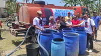 Bolone Mase Cilacap menyalurkan bantuan air bersih ke wilayah terdampak kekeringan parah. (Foto: Liputan6.com/Istimewa)