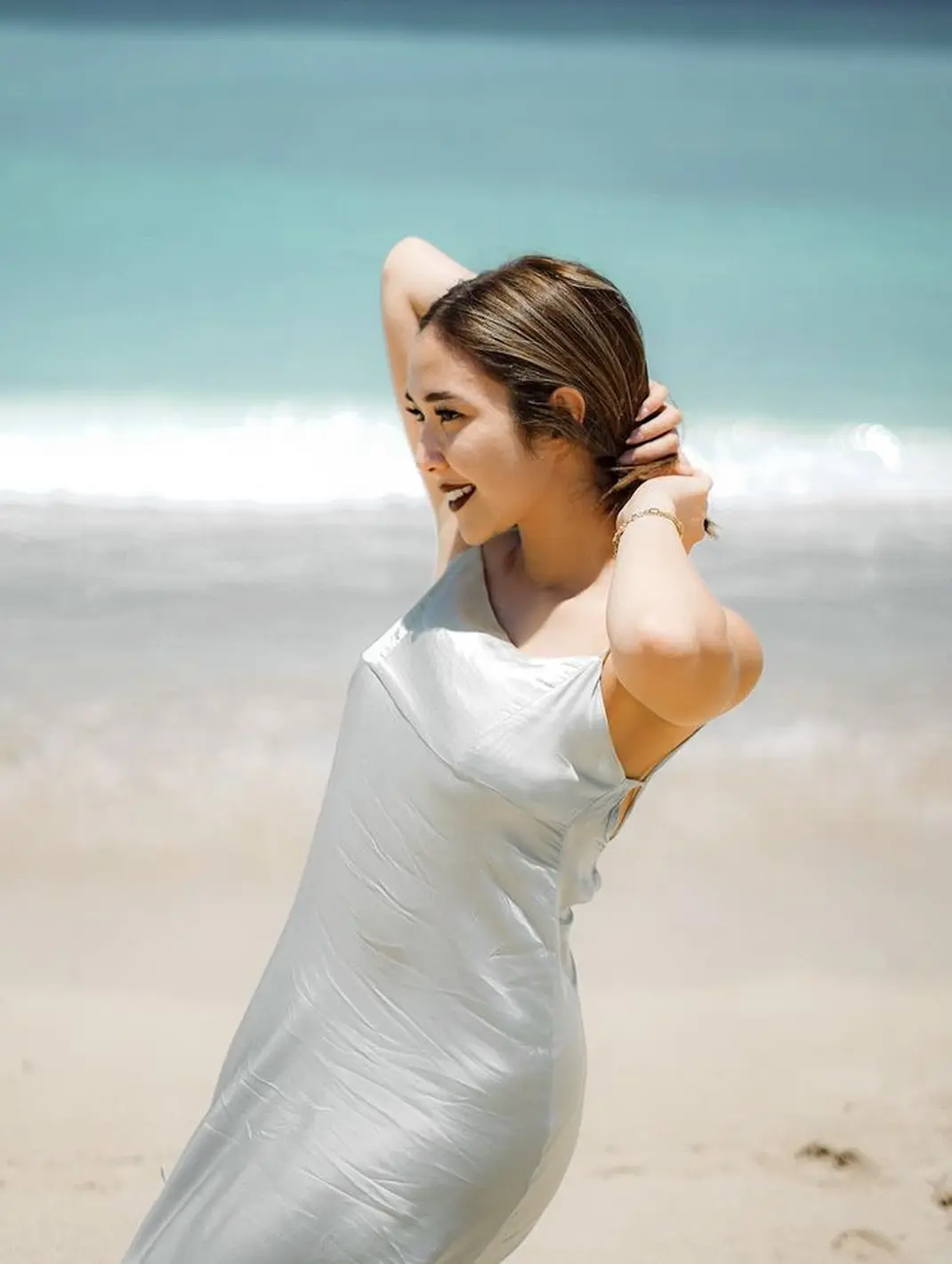 Tanpa Bikini, 6 Potret Gisel dan Gempita Kenakan Dress saat Bermain di