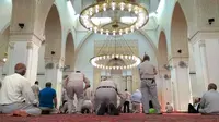 Jemaah asal Turki salat di dalam masjid. (Liputan6.com/Wawan Isab Rubiyanto)