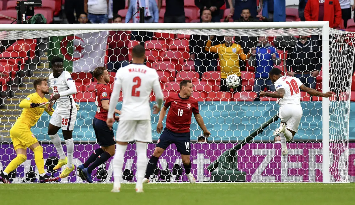 Masuk menit ke-12, Timnas Inggris berhasil memimpin lebih dulu. Umpan dari Jack Grealish mampu dituntaskan Raheem Sterling menjadi gol dengan sundulan. (Foto: AP/Pool/Justin Tallis)