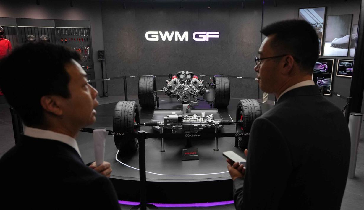 Selain pemain lama, Beijing Auto Show 2026 kedatangan merek baru seperti Shangjie, Aistaland, dan Yijing yang terafiliasi dengan Huawei. Tampak dalam foto, para pengunjung berbincang sambil melihat Great Wall Motor (GWM) GF baru yang ditenagai mesin V8 yang dipamerkan di Beijing Auto Show 2026 atau Auto China 2026, Jumat 24 April 2026. (AP Photo/Andy Wong)