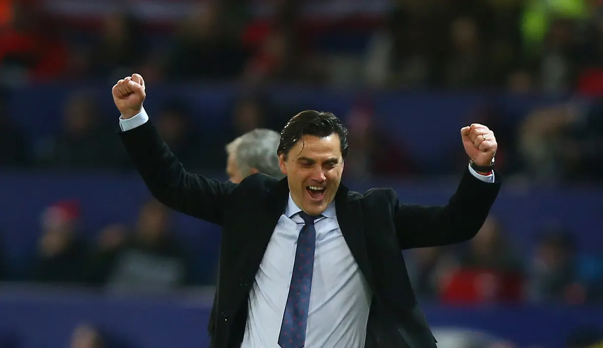 Pelatih Sevilla Vicenzo Montella merayakan gol ke dua penyerang Wissam Ben Yedder saat bertanding melawan Manchester United pada leg kedua babak 16 besar Liga Champions di Old Trafford, Inggris, (13/3). (AP Photo / Dave Thompson)