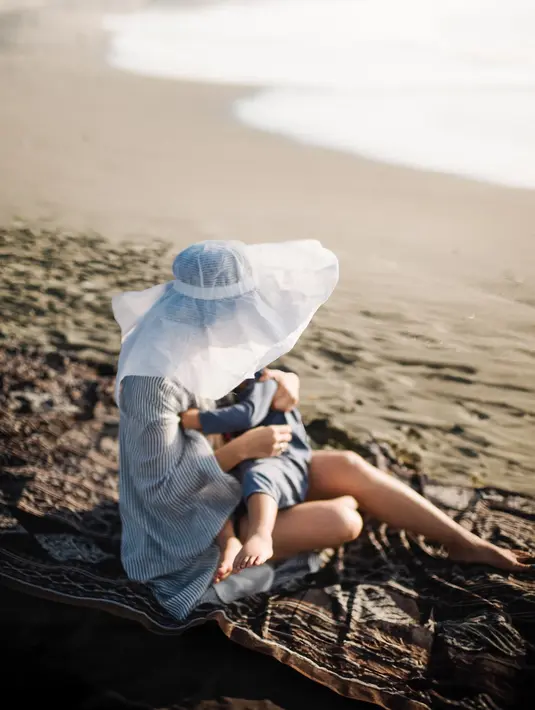 <p>Menurutnya, bukan tanpa alasan saat wanita ditakdirkan menjadi ibu, "Kita adalah ibu. Bumi adalah ibu. Kita merasa diasuh ketika kita sedang mengasuh 🥹 Mother nature nurtures mothers." (Foto: Instagram/ andienaisyah)</p>