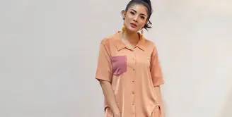 Sebagai salah seorang fashion ikon, Nindy terus tampil up-to-date dengan tren fashion dan aksesori terbaru, seperti tas. Berikut koleksi tas dari sling bag sampai shoulder bag yang jadi tren tas tahun 2021 (Foto: Instagram @nindyayunda)