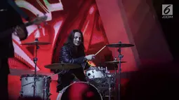 Aksi drummer Band Anak Langit, Dylan Carr saat tampil dalam acara SCTV Music Awards 2018 di Studio Emtek, Jakarta, Selasa (27/4). (Liputan6.com/Faizal Fanani)