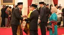 Wakil Presiden Jusuf Kalla menyalami Syafruddin usai dilantik sebagai Menteri Pendayagunaan Aparatur Negara dan Reformasi Birokrasi (PANRB) di Istana Negara, Jakarta, Rabu (15/8). (Liputan6/HO/Pian)