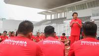 Ketua Umum PB PASI, Bob Hasan memberikan arahan kepada atlet atletik di Stadion Madya Senayan, Jakarta, Selasa (13/3/2018). Pelatnas Asian Games 2018 PB PASI kembali dipusatkan di Stadion Madya Senayan. (Bola.com/Asprilla Dwi Adha)