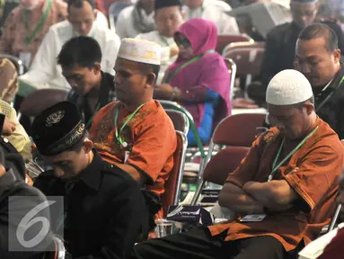 Suasana Sidang Pleno III Muktamar NU 33 yang digelar di Alun-alun Jombang, Jawa Timur, Rabu (5/8/2015). Sejumlah peserta terlihat tertidur saat mengikuti Sidang pleno III Muktamar NU 33. (Liputan6.com/Johan Tallo)
