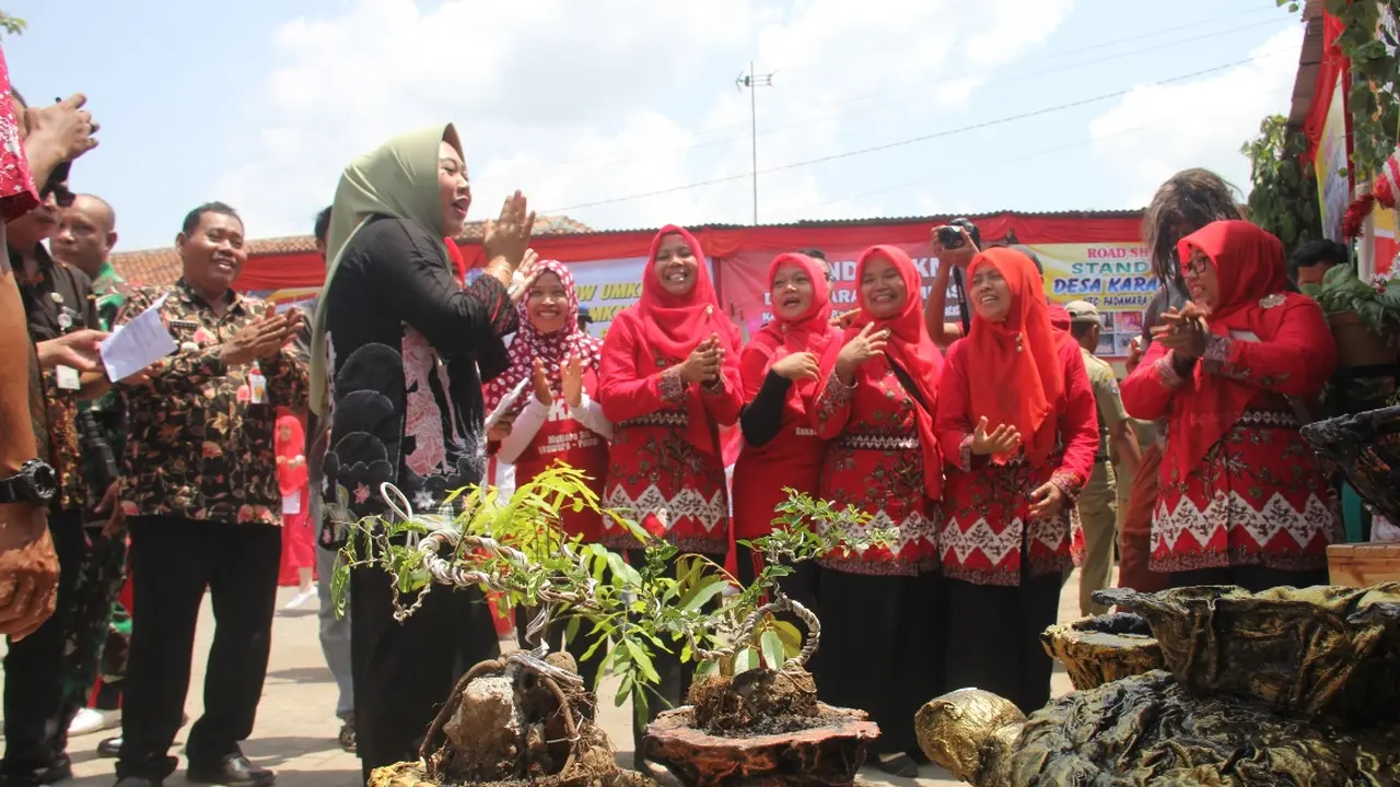Yusron perajin kain bekas jadi pot bersama Bupati Purbalingga, Dyah Hayuning Pratiwi. (Foto: Liputan6.com/Humas Protokol PBG/Muhamad Ridlo)