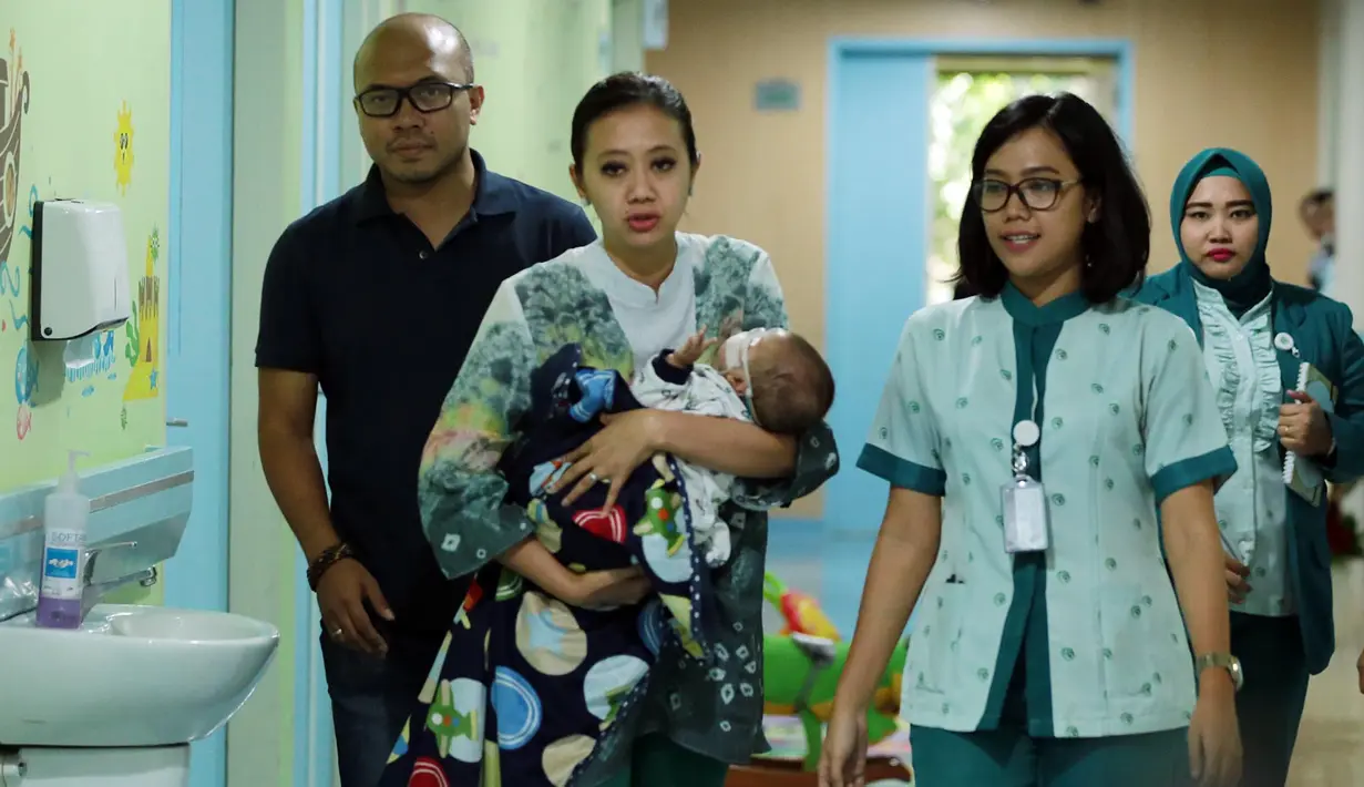 Rasa syukur diucapkan pemain film Cek Toko Sebelah itu ketika anaknya menjalani proses pengobatan katarak, termasuk harus menjalani operasi kedua matanya. (Deki Prayoga/Bintang.com)