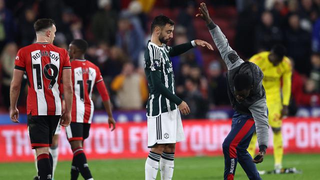 Foto: Emang Boleh se-Happy Ini? Momen Fans MU Masuk ke Lapangan dan Selfie Bareng Bruno Fernandes Rayakan Kemenangan atas Sheffield United