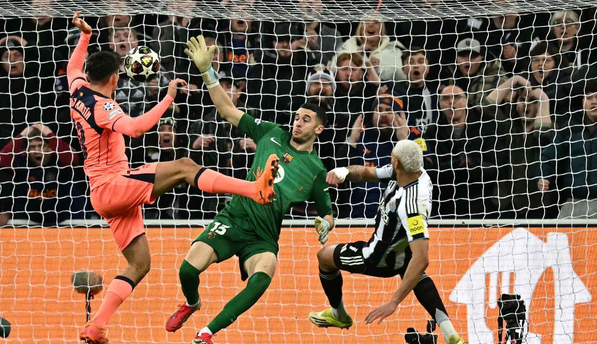 Tuan rumah memberikan ancaman nyata di menit ketiga lewat Jacob Ramsey, namun lini belakang Barcelona masih mampu menghalau peluang tersebut. Tampak dalam foto, gelandang Newcastle United asal Brasil, Joelinton (kanan), mencetak gol offside selama pertandingan leg pertama babak 16 besar Liga Champions 2025/2026 melawan Barcelona di St James' Park, Newcastle-upon-Tyne, timur laut Inggris pada Selasa 10 Maret 2026 waktu setempat atau Rabu 11 Maret 2026 dini hari WIB. (Paul ELLIS/AFP)