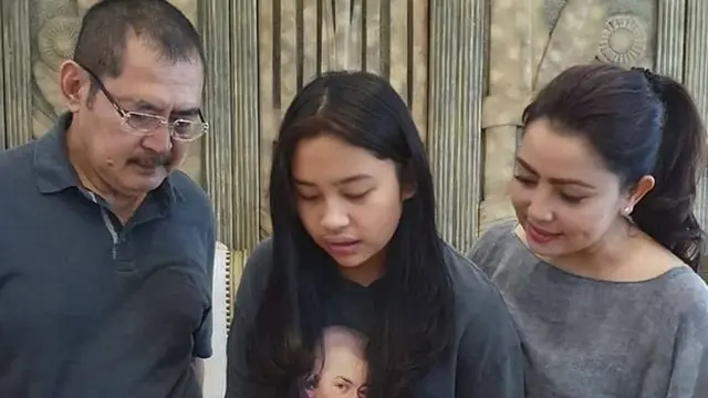 Khirani Trihatmodjo dan kedua orangtuanya