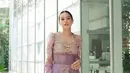 Cantiknya Maudy Ayunda dibalut kebaya bernuansa pink-ungu muda yang super lembut. Desain kebaya modern yang dikenakan Maudy di sini mampu membalut tubuhnya dengan sangat apik, dipadu dengan rok batik bernuansa cokelat gelap. [Foto: Instagram/maudyayunda]
