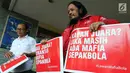 Perwakilan Indonesia Football Community menunjukkan pamflet sebelum audiensi dengan Satgas Anti Mafia Bola di Polda Metro Jaya, Jakarta, Jumat (28/12). Indonesia Football Community mendukung Polri memberantas mafia bola. (Liputan6.com/JohanTallo)