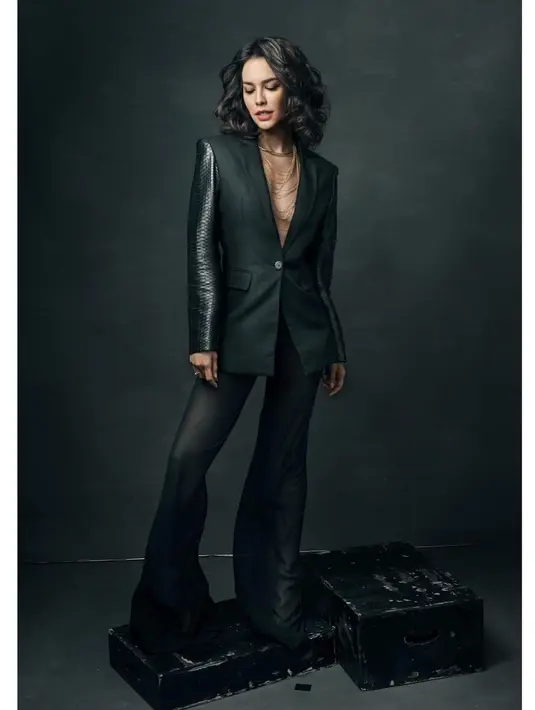 Sophia Latjuba tampil shirtless dengan blazer berlengan kulit dan celana transparan. [@sophia_latjuba88]