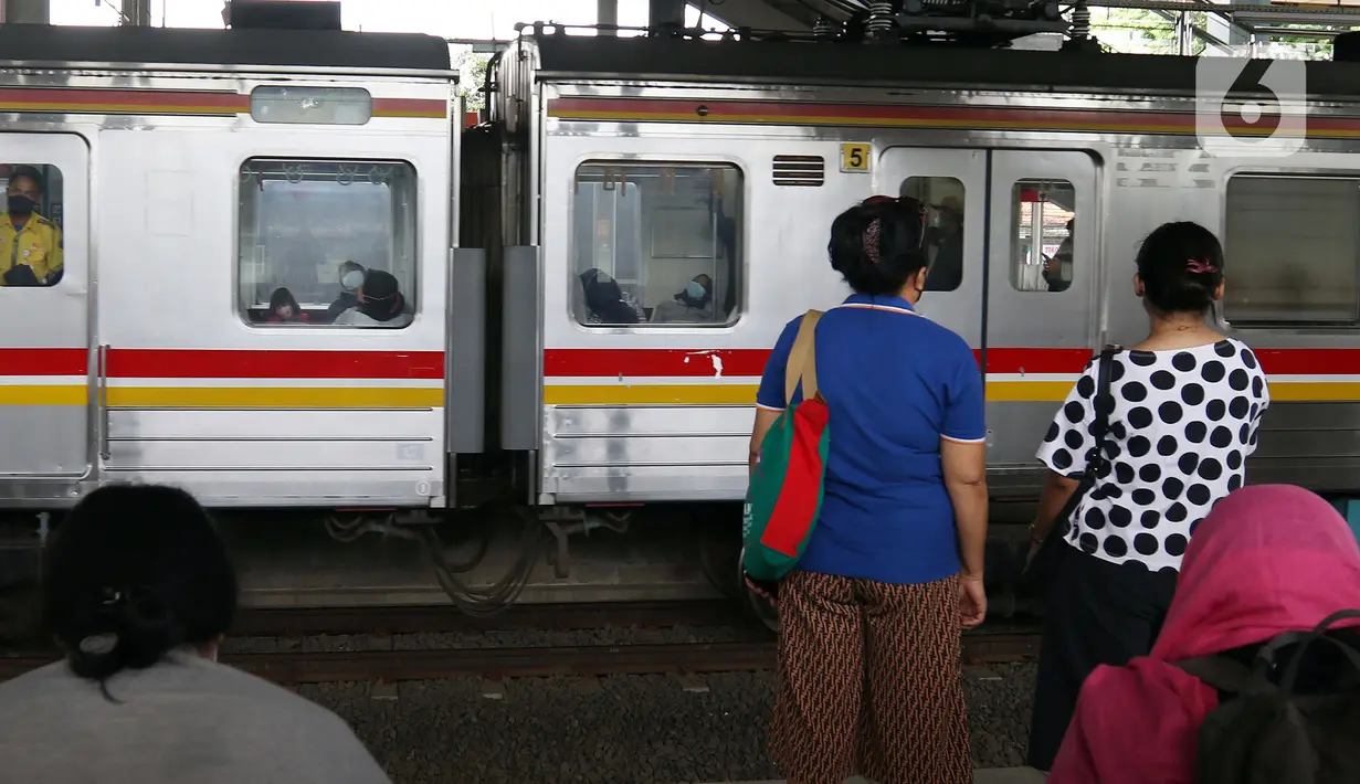 Penumpang menunggu Kereta Commuterline di Stasiun Bekasi, Kota Bekasi, Jawa Barat, Selasa (23/11/2021). Pengaktifan bangunan baru dan penonaktifan jalur 1, 2, dan 3 di area bangunan lama merupakan tahapan dalam revitalisasi Stasiun Bekasi. (Liputan6.com/Herman Zakharia)
