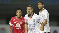 Bek Bali United, Gunawan Dwi Cahyo, saat melawan Semen Padang pada laga Piala Presiden 2019 di Stadion Patriot, Jawa Barat, Senin (11/3). Bali United menang 2-1 atas Semen Padang. (Bola.com/M Iqbal Ichsan)