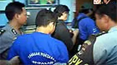 Tak hanya memerkosa anak-anak, Codet juga kerap memasukkan pembalut wanita ke kemaluan korbannya. Dia berharap hal ini bisa menghentikan pendarahan.
