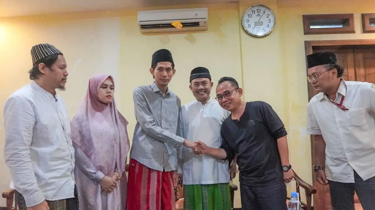 Pegiat medsos Eko Kuntadhi meminta maaf di Ponpes Lirboyo atas unggahannya yang menghina Ning Imaz dan dianggap menghina tafsir Al-Qur'an. (Foto: Istimewa)
