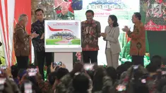 Presiden Jokowi didampingi Menteri PUPR Basuki Hadimuljono, Menteri BUMN Rini Soemarno, dan Dirut PT BTN (Persero) Tbk Maryono membuka pameran perumahan nasional Indonesia Property Expo 2017 di JCC Senayan, Jumat (11/8). (Liputan6.com/Angga Yuniar)