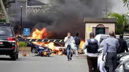 Sejumlah kendaraan terbakar di lokasi penyerangan sebuah kompleks hotel mewah di Nairobi, Kenya, Selasa (15/1). Terdapat seorang pengebom bunuh diri dalam serangan tersebut. (AP Photo/Khalil Senosi)