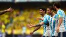 Pemain Argentina Lucas Biglia (2 kanan) merayakan kemenangan bersama rekannya pada laga kualifikasi Piala Dunia Russia 2018 zona CONMEBOL di  Stadion Metropolitano Roberto Melendez, Barranquilla, Rabu (18/11/2015) dini hari WIB. (AFP Photo/Luis Robayo)