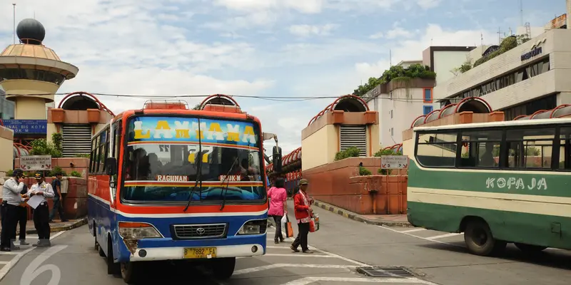 20151221-Diwarnai Isu Pemogokan, Sebagian Sopir Metromini Tetap Beroperasi-Jakarta