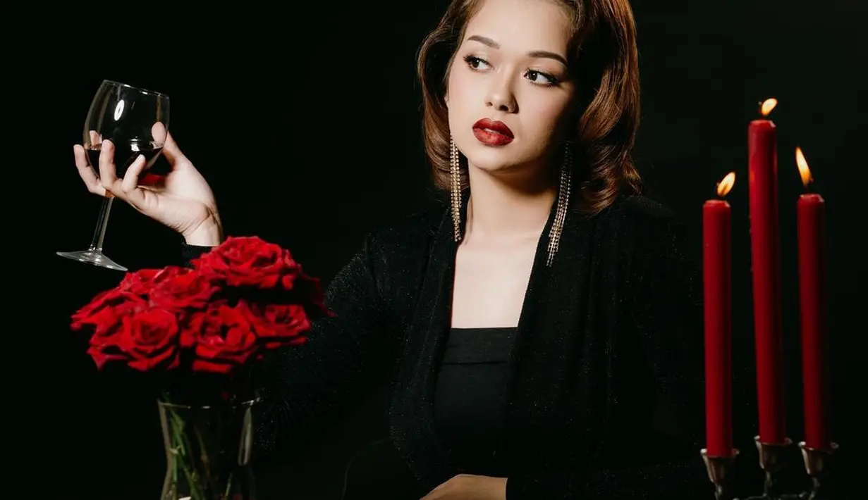 Photoshoot luar biasa memperlihatkan penampilan berbeda Rebecca Klopper. Rambutnya ditata ikal mengembang, makeup bold, dan pulasan lipstik merah merona yang kontras dengan outfit serba hitam yang dikenakannya. [Foto: Instagram/rklopperr]