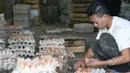 Pekerja memilih telur untuk dijual di sebuah agen penjualan, Jakarta, Senin (27/3). Pemerintah dinilai lamban mengatasi kondisi kelebihan pasokan ayam hidup dan telur, menyebabkan harga jatuh di tingkat peternak. (Liputan6.com/Angga Yuniar)