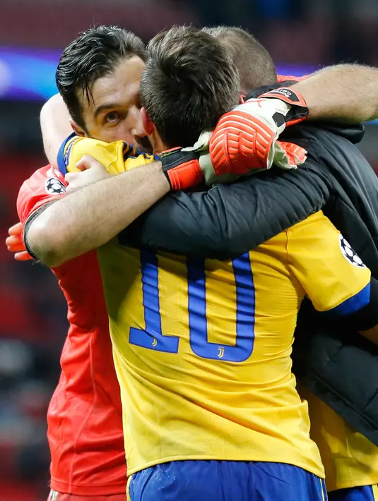 Kiper Juventus Gianluigi Buffon memeluk rekan setimnya Gonzalo Higuain dan Paulo Dybala usai memenangkan pertandingan melawan Tottenham Hotspur dalam pertandingan Liga Champions leg kedua di Stadion Wembley, London (7/3). (AP Photo / Frank Augstein)