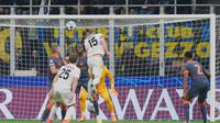 Pemain Kairat, Ofri Arad (kanan atas), mencetak gol pembuka timnya dalam pertandingan Liga Champions melawan Inter Milan, Kamis, 6 November 2025. (AP Photo/Luca Bruno)