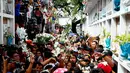 Para pemrotes mengiringi pemakaman jenazah Kian Loyd delos Santos di Caloocan, Filipina (26/8). Kian Loyd dikabarkan dibunuh saat dia berlutut dan menundukkan kepala di sebuah gang di Filipina. (AP Photo/Bullit Marquez)