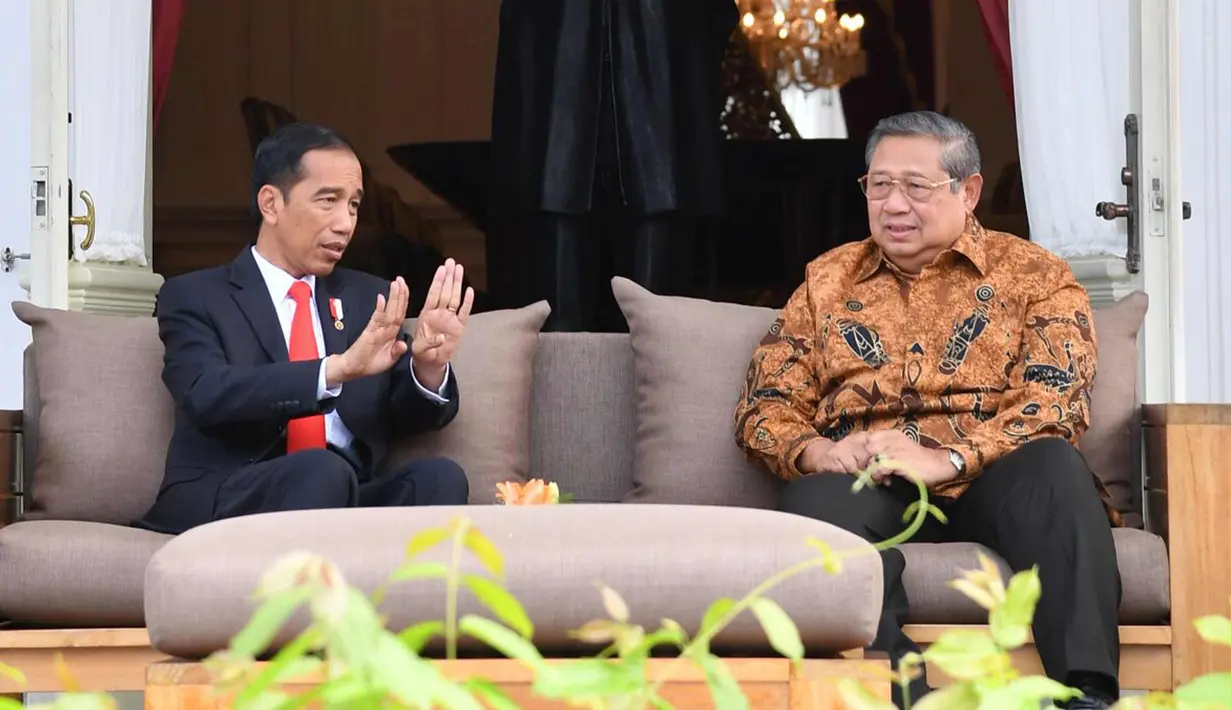 Presiden Joko Widodo berbincang dengan Presiden RI ke-6 Susilo Bambang Yudhoyono di Istana Merdeka, Jakarta,  Jumat (27/10). Pertemuan membahas berbagai hal, seperti situasi politik dan ekonomi Indonesia. (Laily Rachev / Biro Pers Setpres)