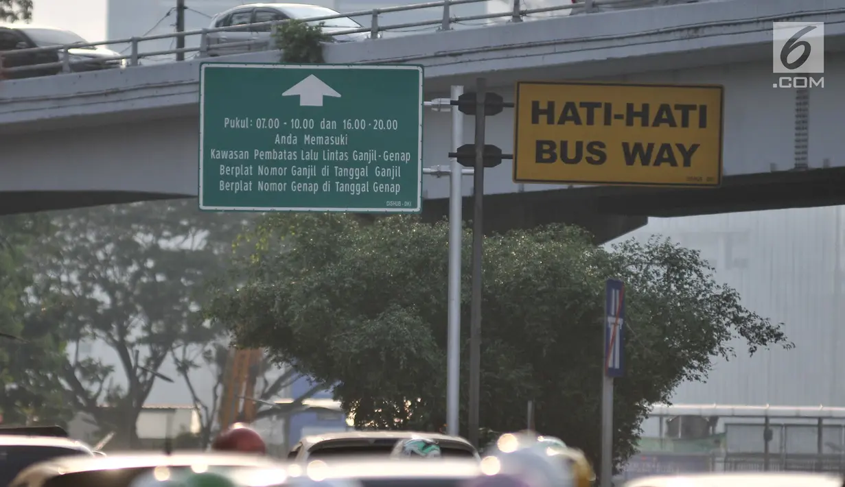 Kendaraan melintas di dekat rambu ganjil genap di kawasan Gatot Subroto, Jakarta, Minggu (1/7). Perluasan sistem ganjil genap pada mobil pribadi mencakup ruas Bypass di Jalan Ahmad Yani, Panjaitan, dan Cempaka Putih. (Merdeka.com/Iqbal S. Nugroho)