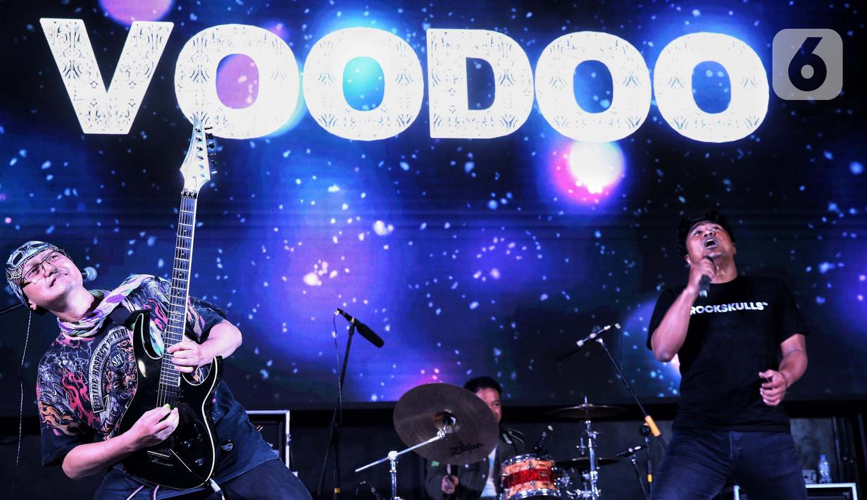 Beberapa kali penonton hanyut dalam alunan lagu hits andalan grup band Voodoo. (Liputan6.com/Angga Yuniar)