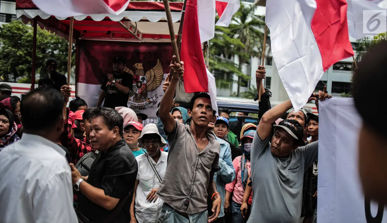 Massa yang tergabung dalam Komite Penyelamat Asset Negara menggelar unjuk rasa di Gedung Granadi, Jakarta, Senin (17/12). Dalam aksinya, mereka menuntut penyitaan sejumlah aset milik Yayasan Supersemar, termasuk Gedung Granadi (Liputan6.com/Faizal Fanani)