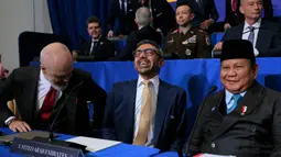 Tidak hanya menyatakan dukungan, Presiden Prabowo Subianto juga menyampaikan komitmen untuk terlibat dalam upaya stabilisasi, meski mengakui bahwa jalan mewujudkan perdamaian tidak akan mudah. Tampak dalam foto, Presiden Republik Indonesia, Prabowo Subianto (kanan) bersama Perdana Menteri Albania Edi Rama, Wakil Perdana Menteri Uni Emirat Arab Abdullah bin Zayed Al Nahyan (tengah) saat menghadiri pertemuan perdana Dewan Perdamaian di Institut Perdamaian Donald J. Trump di Washington DC, Amerika Serikat, pada Kamis 19 Februari 2026. (Chip Somodevilla/Getty Images North America/Getty Images via AFP)